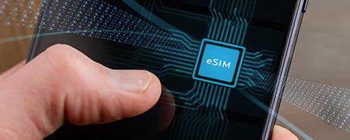 Digitale eSIM-Aktivierung auf Smartphone Finger tippt auf Smartphone mit digitalem eSIM-Symbol und virtueller Schaltkreisgrafik