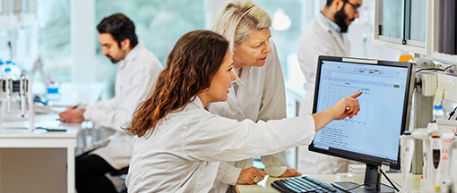 Medizinische Daten einfach bei Bedarf aufrufbar mit ELGA Forscherinnen analysieren Daten am Computer im Labor, moderne Forschung mit digitalen Tools