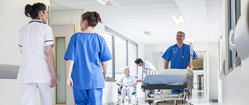 Gute Luftqualität garantiert mit Magenta Business Plug & Play Pflegekräfte und Ärzte auf Krankenhausflur, Alltag im Klinikbetrieb mit Patiententransport