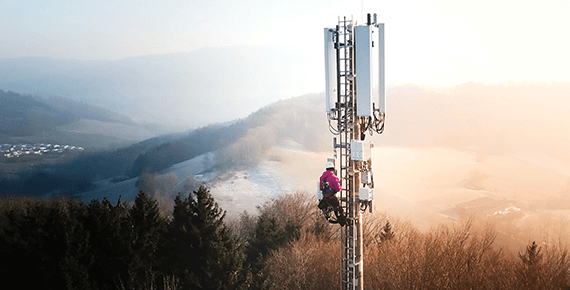 Ein Mobilfunkmasten in einem Wald