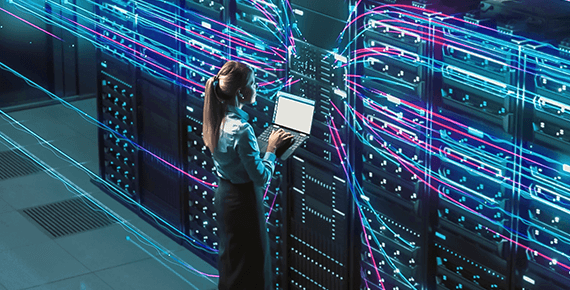 Eine Illustration einer Frau, die einen Laptop hält und in einem Serverraum steht.