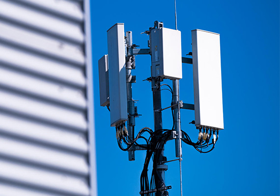 Moderne Mobilfunkantennen auf Sendemast vor blauem Himmel – Symbol für 5G-Netzausbau