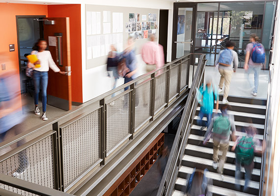 SchülerInnen bewegen sich durch Schulgebäude, Alltag in einer belebten Lernumgebung