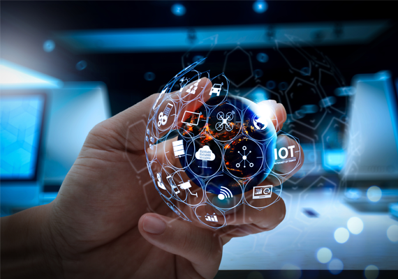 Hand hält digitale Kugel mit IoT-, KI- und Netzwerk-Icons, symbolisiert smarte Technologie