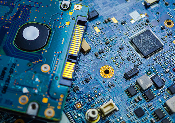 Detailaufnahme von Leiterplatten mit Chips und Kontakten – moderne Mikroelektronik-Technologie