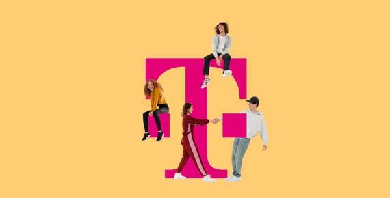 Magenta IoT Business Blog Vier junge Menschen interagieren mit großem magentafarbenem Telekom-T auf gelbem Hintergrund