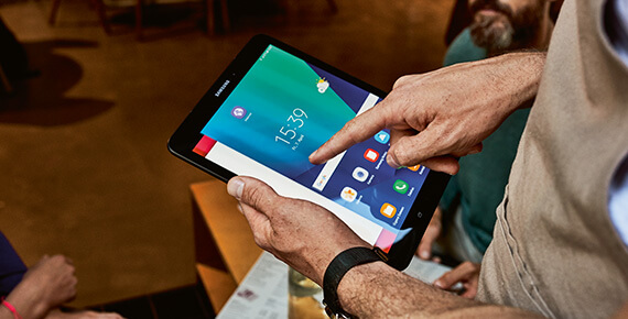 Tablet mit Screen Ein Mann hält ein Tablet-Computer in seiner Hand.