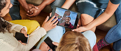 Gruppe von Jugendlichen betrachten ein Foto am Tablet Gruppe von Jugendlichen betrachten ein Foto am Tablet