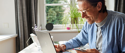 Ein Mann mit Mobiltelfon und Tablet.