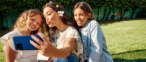 Eine Frau und zwei Mädchen im Frieen machen ein Selfie