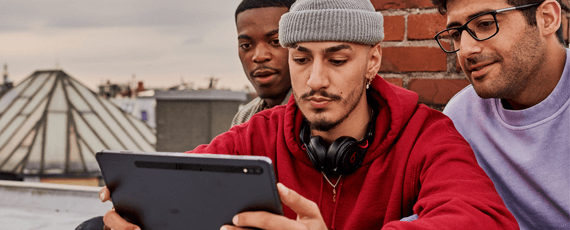 Gruppe junger Männer mit Tablet am Dach