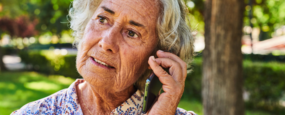 Plaudernetz Eine ältere Dame telefoniert mit ihrem Mobiltelefon.