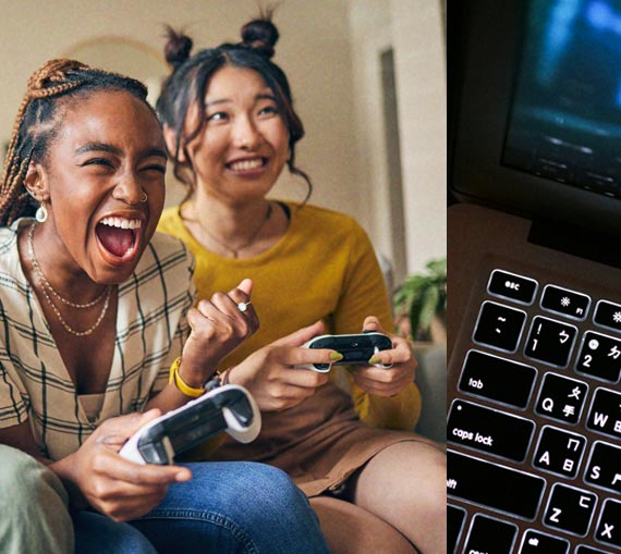 2 Freundinnen mit Gaming Controller in den Händen