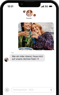 Smartphone mit Nachrichten-App zeigt Gruppenchat mit Foto von zwei Personen, die mit Getränken anstoßen.