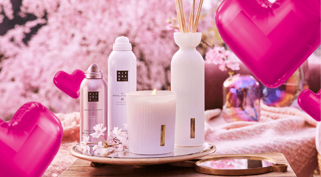 Rituals Pflege- und Duftprodukte vor rosafarbener Kulisse; über Magenta Moments gibt es 15 Prozent Rabatt im Rituals Onlineshop.