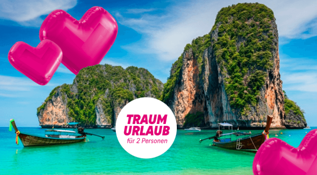 Tropische Küste in Thailand mit türkisblauem Meer und Booten; über Magenta Moments wird ein Traumurlaub für zwei Personen in Phuket verlost.
