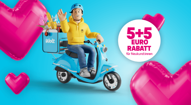 Wolt Kurier auf einem blauen Roller; über Magenta Moments erhalten Neukund:innen 5 + 5 Euro Rabatt bei Wolt.