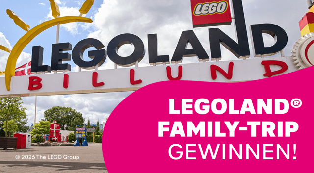 Eingang zum LEGOLAND Billund mit Hinweis auf ein Magenta Moments Gewinnspiel für einen Family-Trip.