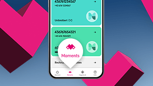 Ein Handyscreen zeigt den Startbildschirm der MeinMagenta App. In der Navigation ist der zweite Menüpunkt "Moments" hervorgehoben