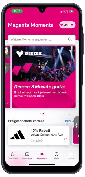 Smartphone mit geöffneter Magenta Moments App zeigt Angebote wie 3 Monate Deezer gratis und 15 % Rabatt im adidas Onlineshop