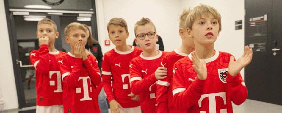 ÖFB Begleitkinder in der Kabine