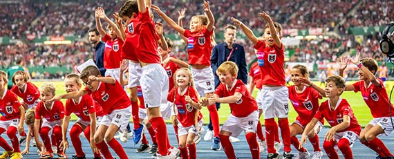 ÖFB Begleitkinder jubeln