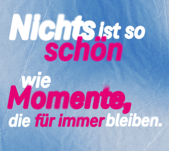 Schrift Nichts ist so schön wie Momente, die für immer bleiben auf blauem Hintergrund