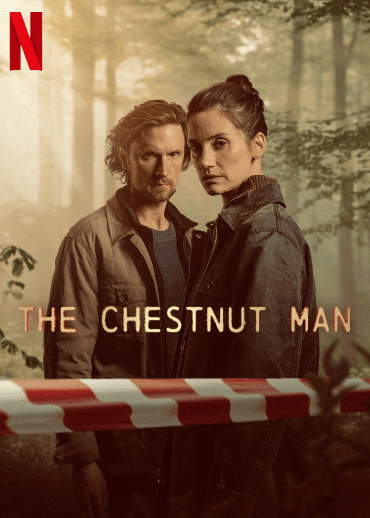 Filmposter des Filmes The Chestnut Man mit Netflix Logo: Zwei Kriminalermittler stehen in einem Wald vor einem rot-weiß-gestreiften Polizei-Absperrband.