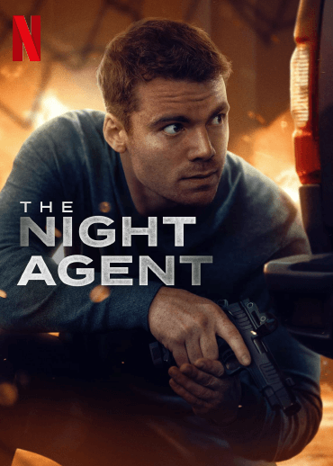 Netflix Filmposter: The Night Agent, Ein Mann mit einer Pistole versteckt sich hinter einem Auto