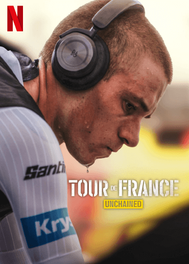Filmplakat des Films "Tour de France unchained" mit dem Netflix Logo, Ein Porträt eines konzentrierten Radfahrers in Trainingskleidung, der Kopfhörer trägt und Schweiß auf der Stirn hat.