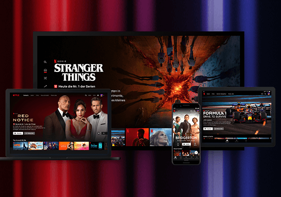 Verschiedene Geräte zeigen Netflix-Startseiten mit Serien wie Stranger Things, Bridgerton, Red Notice und Formula 1, vor buntem Hintergrund.