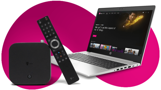 Magenta TV Box mit Fernbedienung und geöffneter Laptop mit laufender Streaming-Plattform vor Magenta-Hintergrund