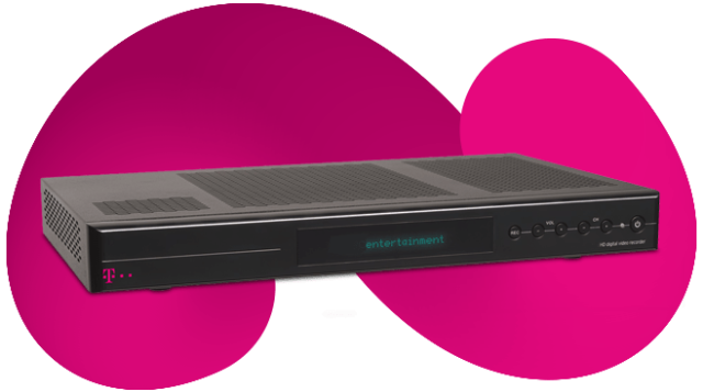 Flache schwarze Magenta TV HD Box mit Display und Bedientasten vor magentafarbenem Hintergrund