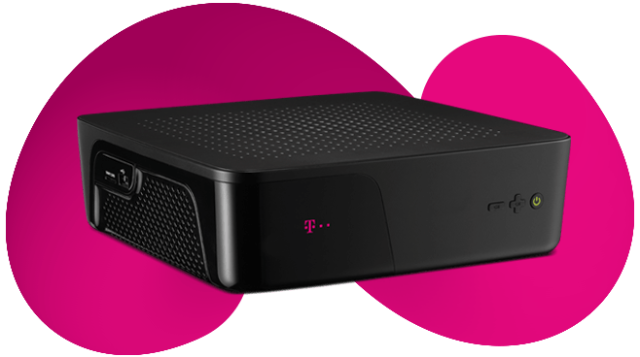 Schwarze Magenta TV HD Recorder Box vor magentafarbenem Hintergrund