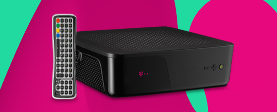 TV HD Recorder und Fernbedienung auf magentafarbenem Hintergrund mit Hinweis auf Senderliste