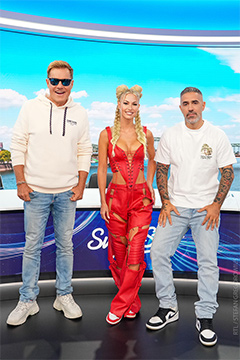 Filmposter Deutschland sucht den Superstar - Die drei Juroren stehen vor einem Pult