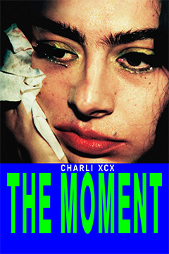 Filmposter Charli XCX - The Moment: Eine Frau mit Make-Up und ein großer, grüner Schriftzug auf blauem Untergrund ist zu sehen.