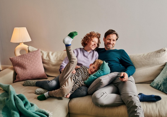 Wohlfühlzeit mit der Familie auf dem heimischen Sofa mit Magenta Zusatzpaketen Magenta Zusatzpakete