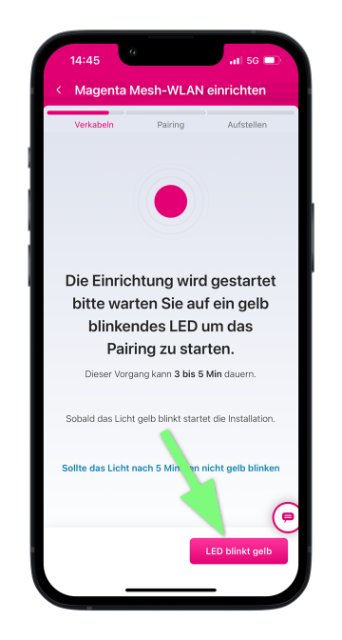 Mein Magenta App zeigt Hinweis zum Start der Einrichtung mit Aufforderung, auf gelb blinkende LED am Mesh-Extender zu warten und den Button LED blinkt gelb zu drücken.
