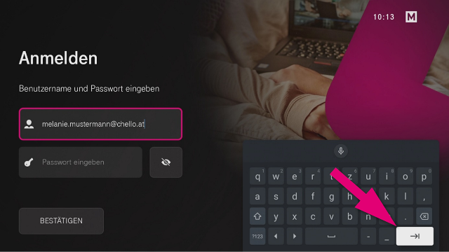TV Box - Benutzername bestätigen Manuelle Anmeldung auf der Magenta TV Box mit ausgefülltem Benutzernamenfeld. Ein Pfeil zeigt auf die Bestätigungstaste der Bildschirmtastatur.