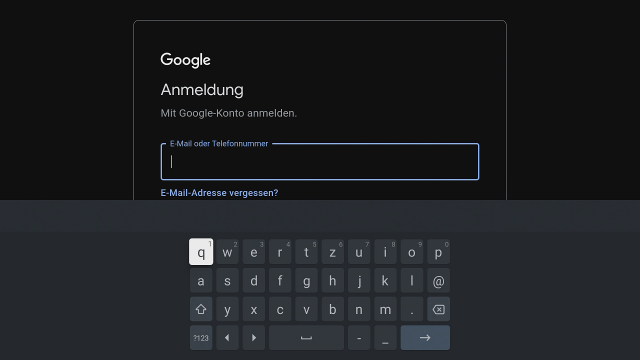 TV Box - Google Benutzername Anmeldemaske zur Eingabe des Google-Benutzernamens auf der Magenta TV Box. Eingabefeld für E-Mail-Adresse oder Telefonnummer ist hervorgehoben. Eine Bildschirmtastatur ist eingeblendet.