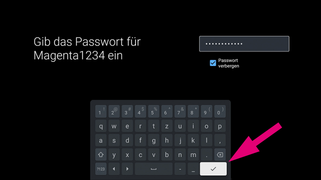 TV Box - WLAN Passwort bestätigen Bildschirm zur Bestätigung des eingegebenen WLAN Passworts auf der Magenta TV Box. Ein Pfeil zeigt auf das Häkchen-Symbol unten rechts auf der Bildschirmtastatur zur Bestätigung der Eingabe.