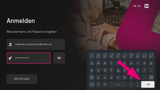 TV Box - Passwort bestätigen Anmeldemaske der Magenta TV Box mit ausgefülltem Passwortfeld. Ein Pfeil zeigt auf die Bestätigungstaste der eingeblendeten Bildschirmtastatur.