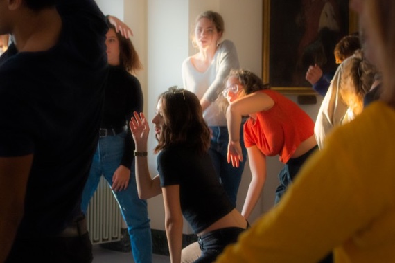 Burgtheater: Bewegungslabor für Familien mit Yoga und Tanz