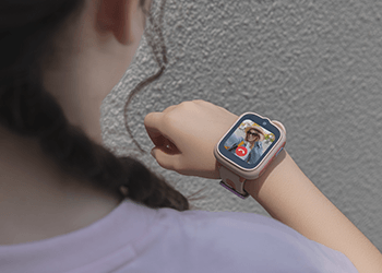 Ein Mädchen trägt die TCL MT48 Smartwatch und telefoniert damit