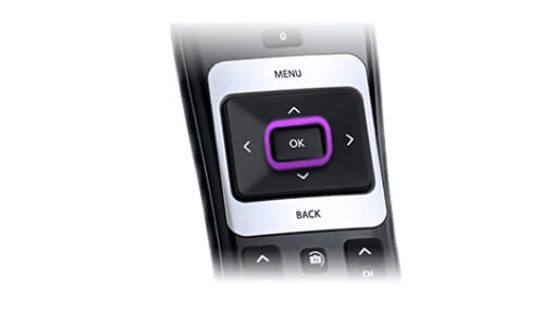 Nahaufnahme einer TV-Fernbedienung mit hervorgehobener OK-Taste im Navigationsbereich