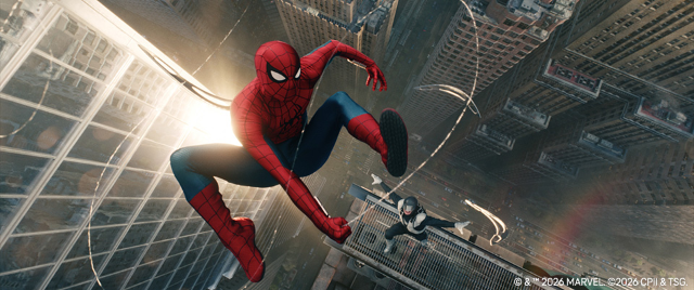 Spider-Man schwingt mit einem Netz durch eine große Industriehalle und befindet sich mitten in einer Actionszene.