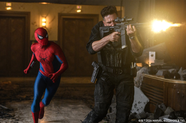 Spider-Man läuft neben einer bewaffneten Einsatzkraft durch einen Innenraum, während Schüsse abgefeuert werden.