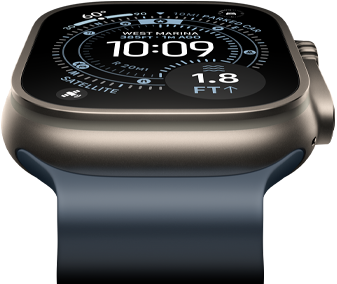 Apple Watch Ultra 3 Hero Apple Watch Ultra 3, nach vorn geneigt, Titangehäuse Natur, Kompass auf dem Orientierung Zifferblatt, Ocean Armband Maritimblau
