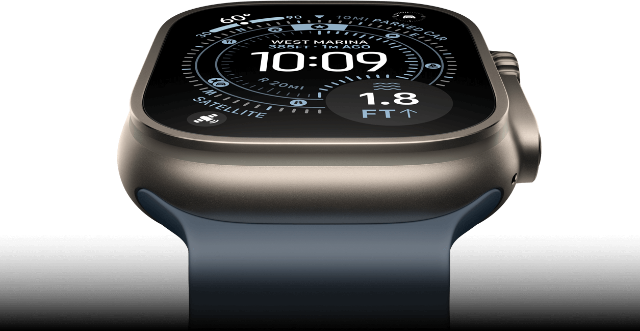 Apple Watch Ultra 3 Hero Apple Watch Ultra 3, nach vorn geneigt, Titangehäuse Natur, Kompass auf dem Orientierung Zifferblatt, Ocean Armband Maritimblau